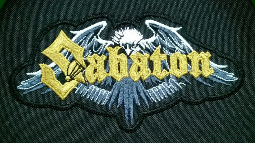 Haft czy nadruk na odzieży firmowej - wady i zalety