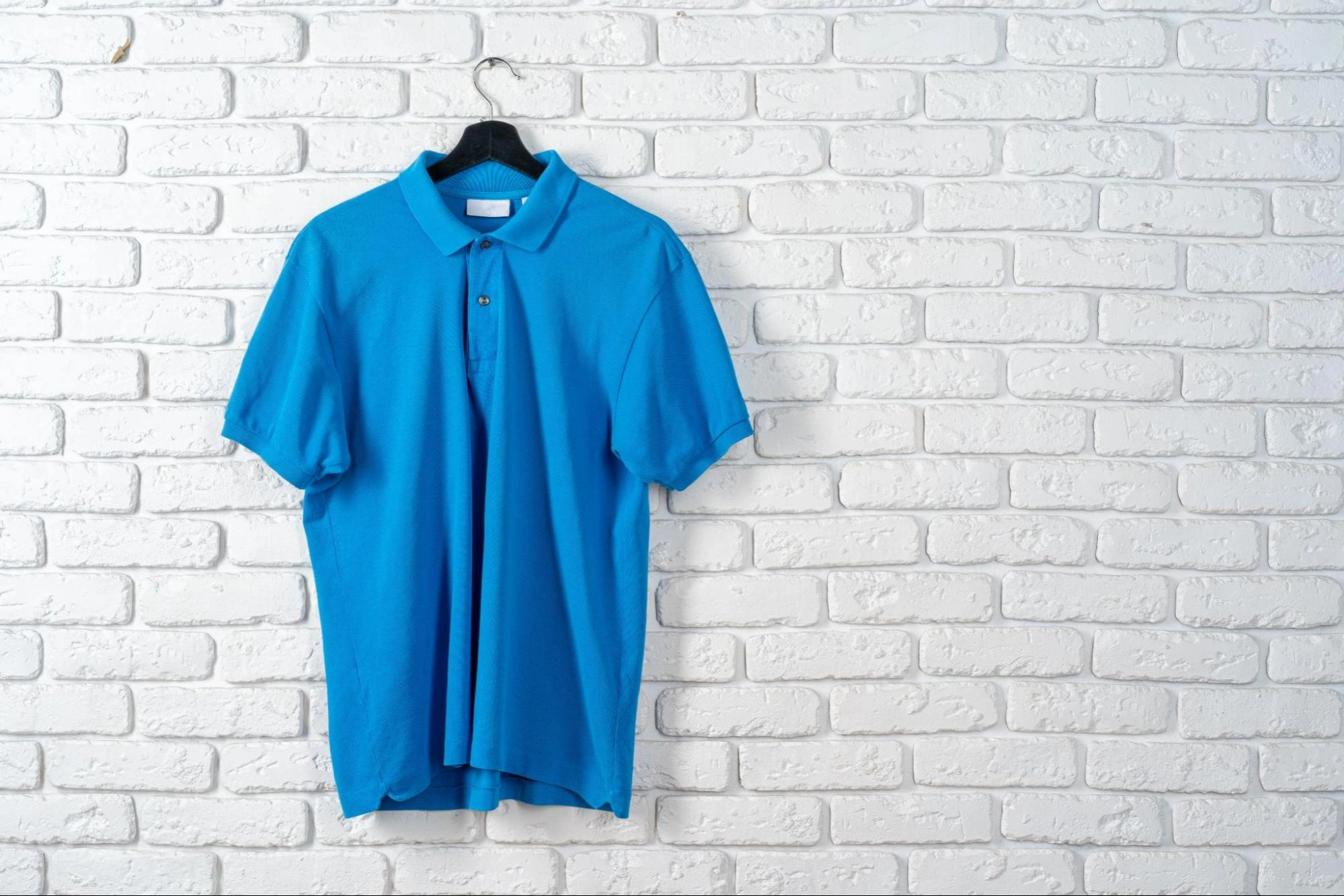 Koszulki polo, klasyczne T-shirty - co wybrać dla pracowników?