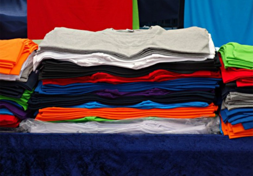 Co zyskują firmy, wybierając odzież z logo?